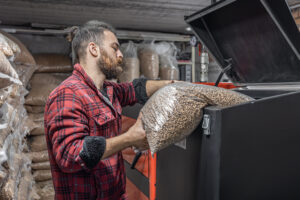 Granulés de bois Crépito chargés dans une chaudière à pellets