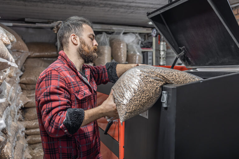 Granulés de bois Crépito chargés dans une chaudière à pellets