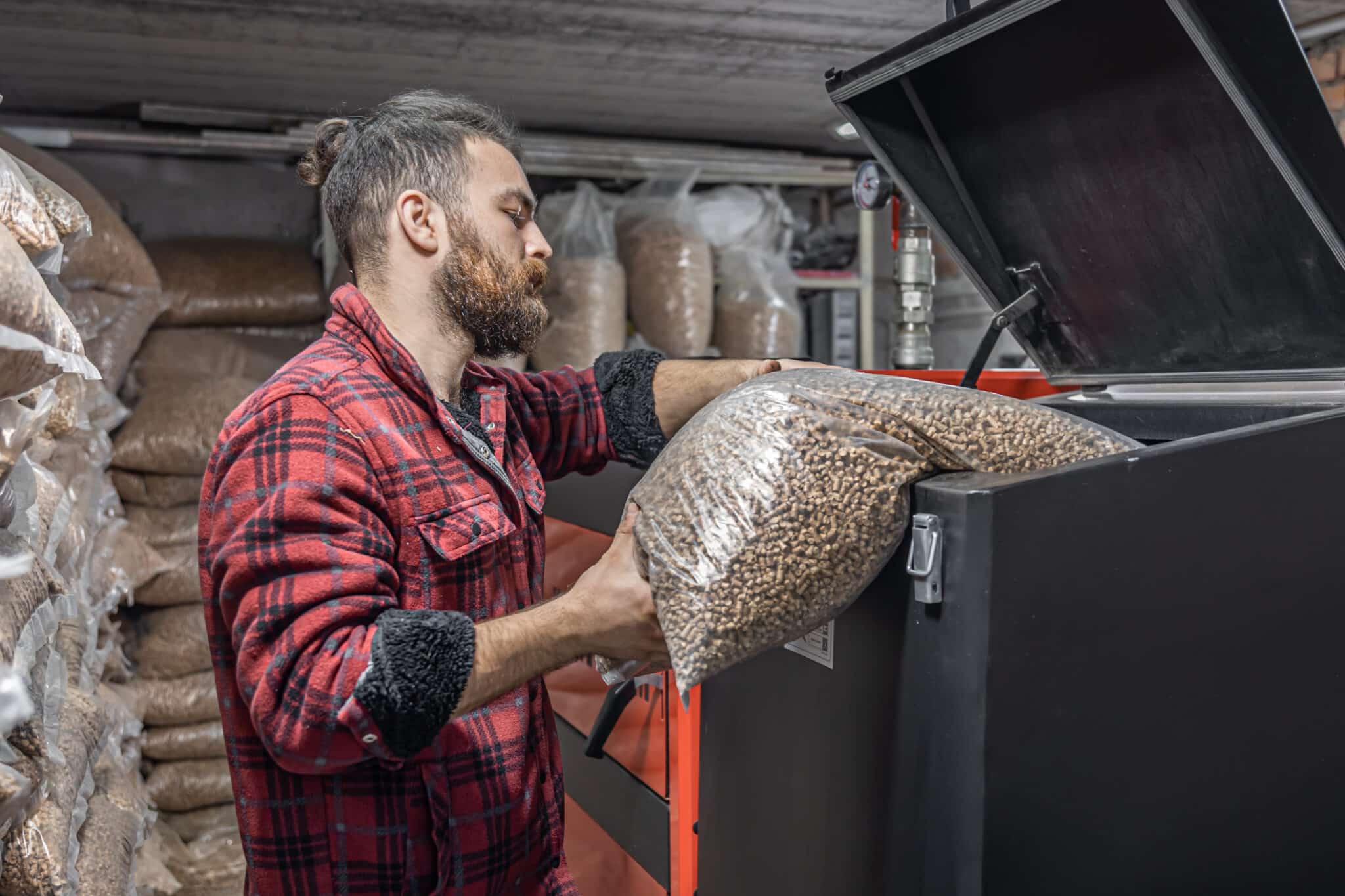 Granulés de bois Crépito chargés dans une chaudière à pellets