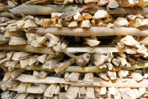 Stère de bois de chauffage sec stocké en extérieur prêt pour l'hiver
