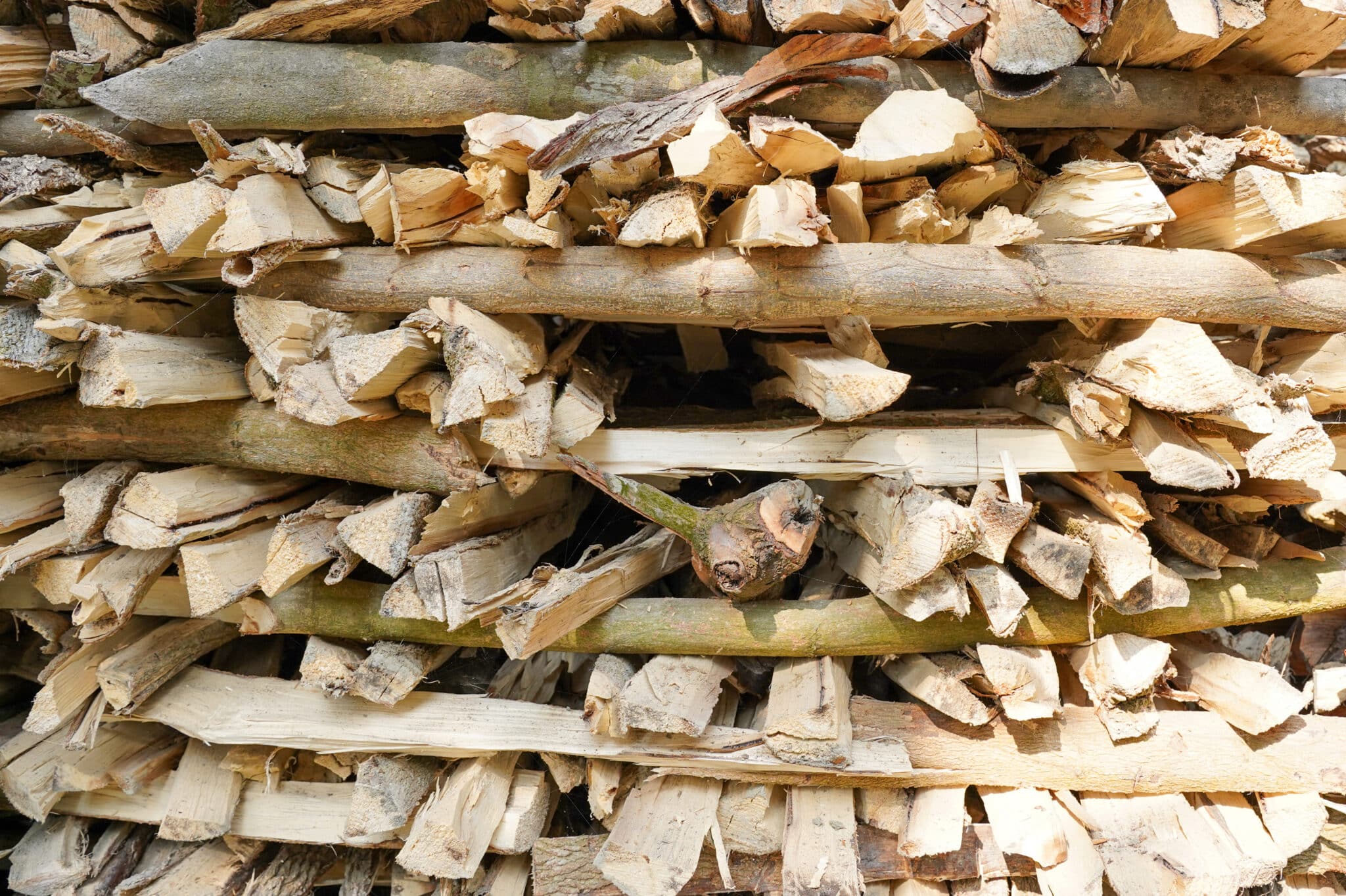 Stère de bois de chauffage sec stocké en extérieur prêt pour l'hiver