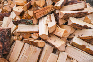 Bûches de bois sec empilées contre un mur, prêtes pour le chauffage
